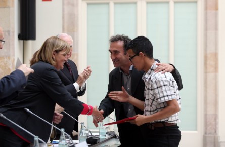 Foto: Ramon Boadella. Jordi Lobo, tutor del programa, recull el premi del Parlament acompanyat d'un alumne.